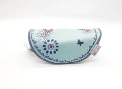 Nici 30231 Brillenetui Schaf Jolly Liselle Allover Blau 16x18cm Jolly Mäh -Nicii Plusch Geschaft 30231 3 scaled