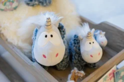 Nici 44173 Einhorn Snorre Hornson Mit Kapuze Ca 22cm Plüsch Kuscheltier -Nicii Plusch Geschaft 44173 04 Milieu 2048x1365