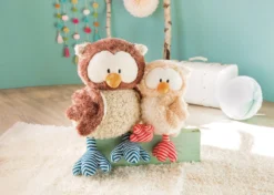Nici 48461 Eule Oscar 25cm Mit Drehbarem Kopf Plüsch The Owlsons -Nicii Plusch Geschaft 46093 04 46096 Milieu 2048x1462 1