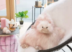 Nici 46631 Lifestyle Duck Ente Emmalina Altrosa 20cm Liegend Plüsch Kuscheltier -Nicii Plusch Geschaft 46630 07 46632 46638 46633 Milieu 2048x1463