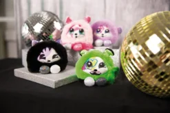 Nici 47909 Pixidoos Pets 2-in-1 Wendeplüsch Katze Sunbi 12cm Lila-schwarz Plüsch -Nicii Plusch Geschaft 47907 10 47906 47909 47908 Milieu 2048x1365 3