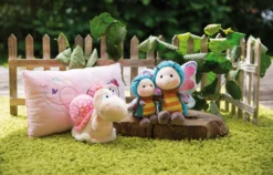 Nici 47940 Blauer Schmetterling 25cm Plüsch Kuscheltier Hello Spring Frühling -Nicii Plusch Geschaft 47941 06 47938 47946 47947 Milieu 2048x1312