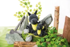 Nici 47995 Drache Dragor Schwarz-gelb 45cm Stehend Plüsch Kuscheltier Dragonia -Nicii Plusch Geschaft 47994 06 47993 Milieu 2048x1365 2