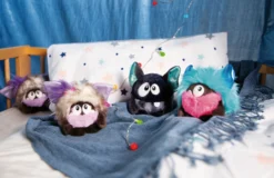 Nici 48421 Monsterdoos Monster Jeebydoo Lila 10cm Plüsch Kuscheltier -Nicii Plusch Geschaft 48421 10 48422 48423 Milieu 2048x1330