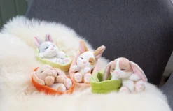 Nici 48707 Sleeping Pets Bunnies Hase Karamell Punkte 12cm Schlafend Im Körbchen -Nicii Plusch Geschaft 48706 10 48707 48708 48709 Milieu 2048x1318 3