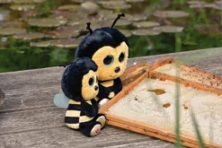 Nici 48733 Glubschis Meadow Biene Miss Bizz 15cm Plüsch Kuscheltier GREEN 9 Nici 48733 Glubschis Meadow Biene Miss Bizz 15cm Plüsch Kuscheltier GREEN -Nicii Plusch Geschaft 48736 10 48733 Milieu 2048x1366 1