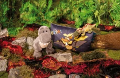 Nici 48817 Dinosaurier Fossily 45cm Liegend Plüsch Kuscheltier Dino GREEN -Nicii Plusch Geschaft 48810 13 48819 Milieu 2048x1331 2