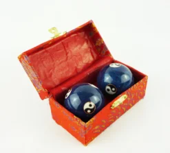 Berk Qi Gong Klangkugeln - Yin Yang Blau In Brokatkästchen Rot KH-922