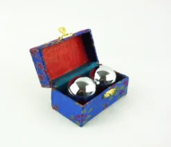 Berk Qi Gong Klangkugeln - Silberfarben In Brokatkästchen Blau KH-920