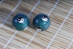 Berk Qi Gong Klangkugeln - Yin Yang Grün In Brokatkästchen Rot KH-925